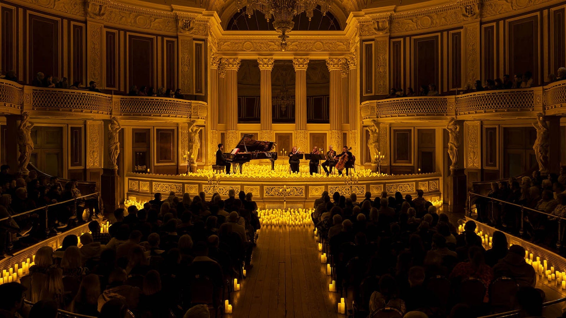 Concert classique dans un théâtre éclairé à la bougie