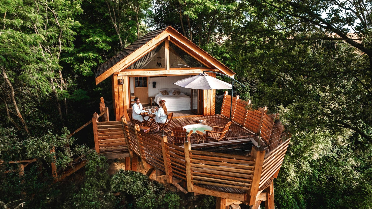 Couple sur la terrasse d'une cabane en bois