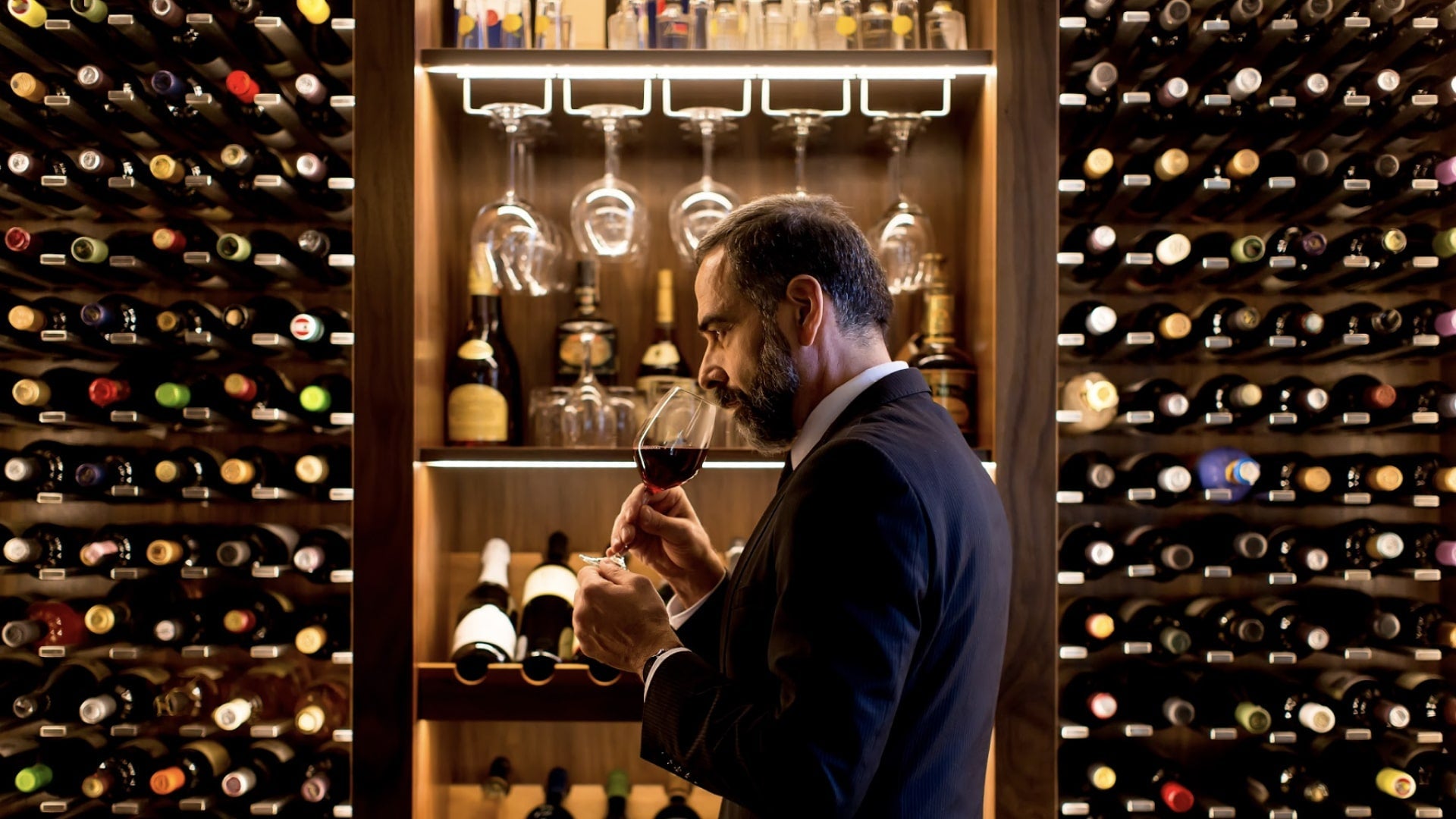 Un sommelier sentant du vin dans une cave